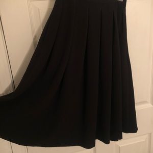 Textured black pleated skirt from H&M